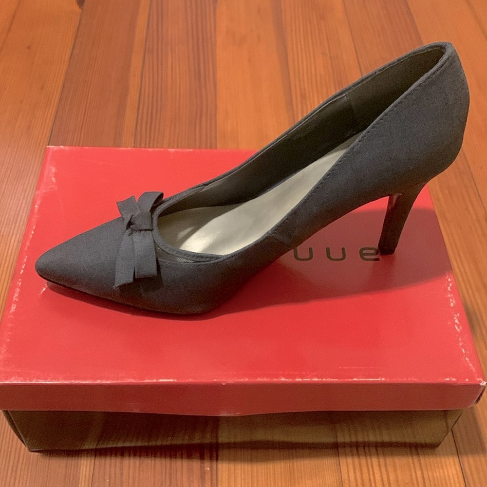 Grey fabric pumps with bow